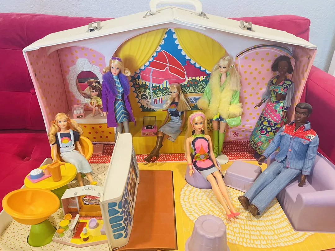 Barbie's Deluxe Family House
