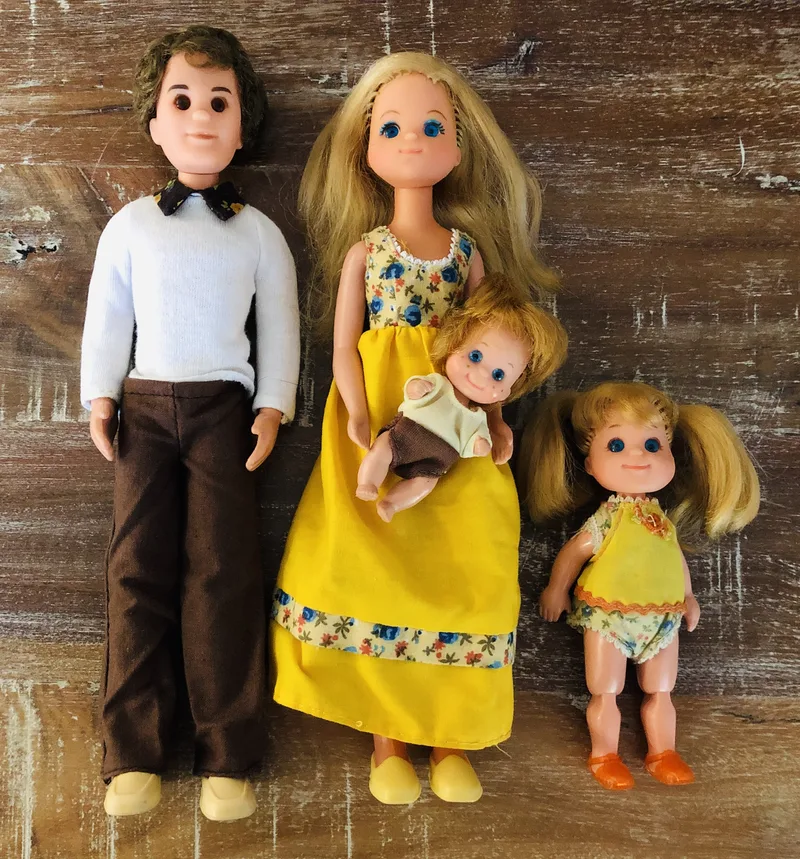 Mattel's Sunshine Family shows dad Hal, mom Steffie, Sweets and Baby Sweets wearing mostly yellows and browns