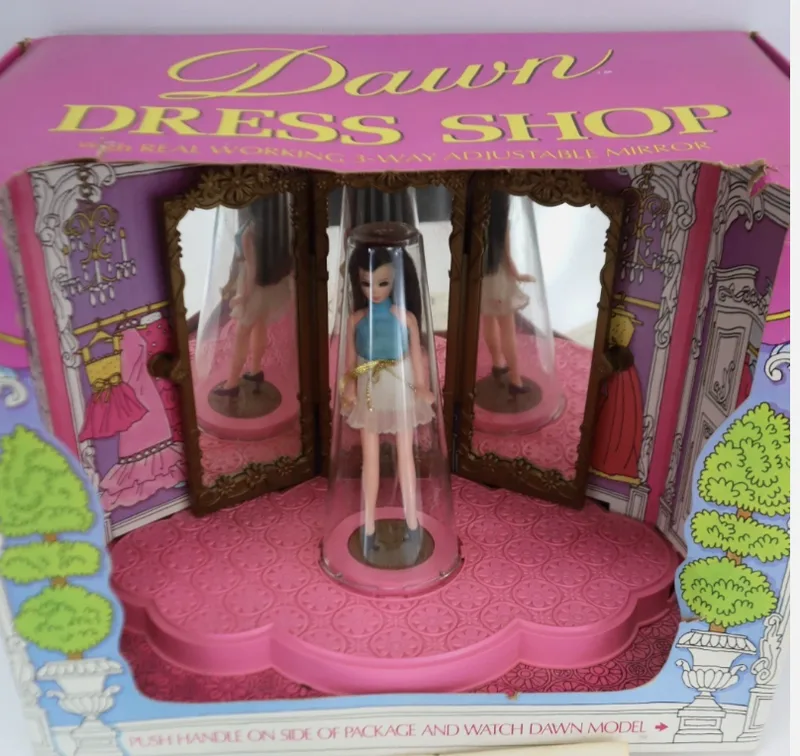 Topper Dawn doll's Dress Shop 1971